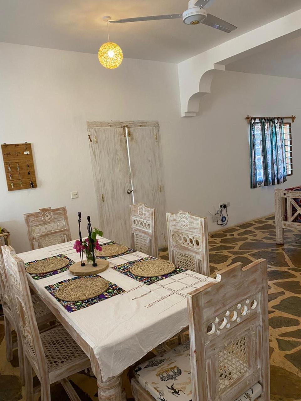 Red Land House Bed and Breakfast Watamu Eksteriør billede