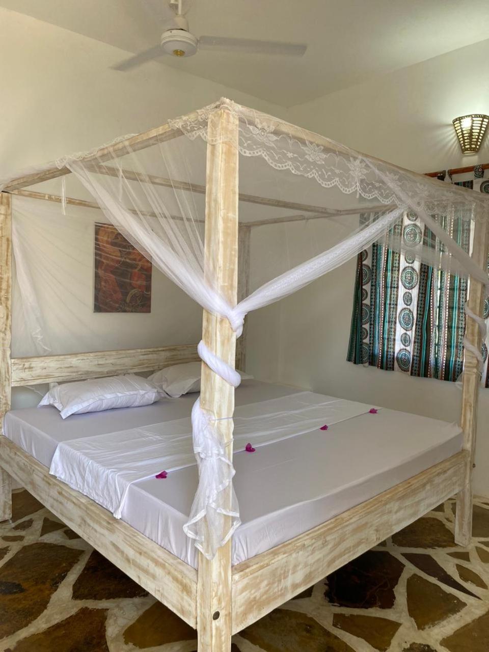Red Land House Bed and Breakfast Watamu Eksteriør billede